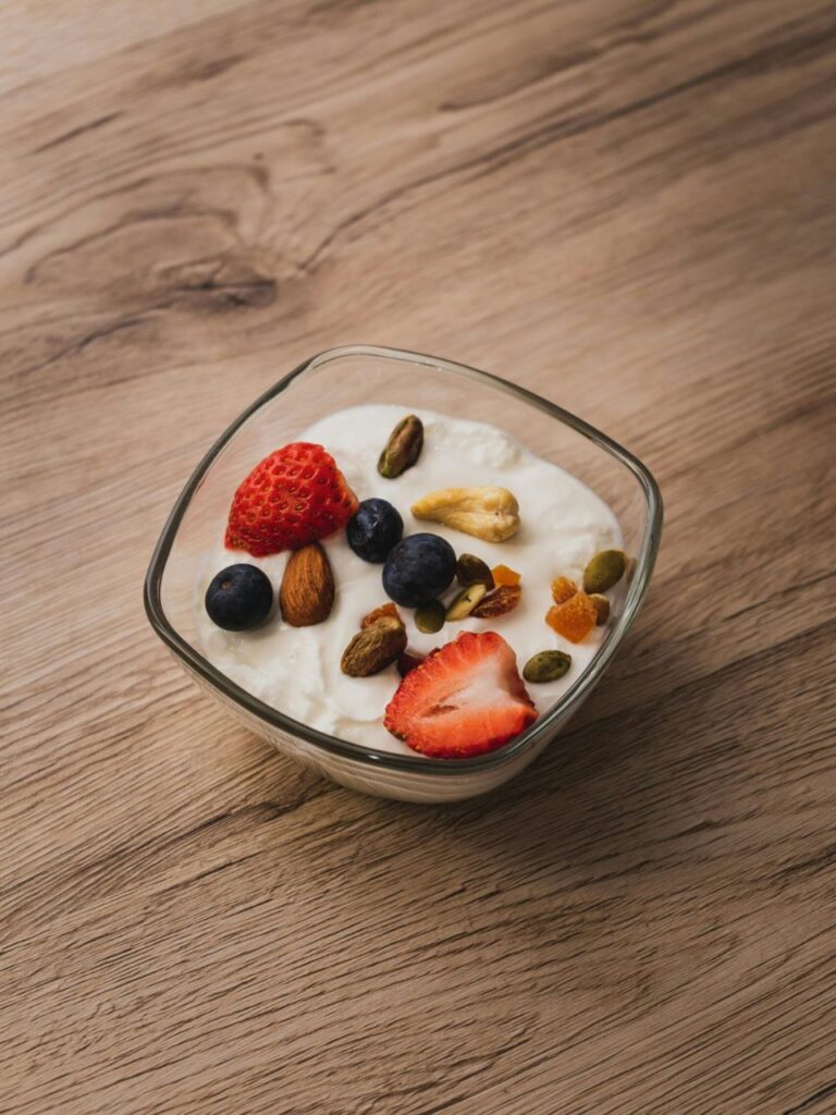 yogurt e frutta esempio di cibo sano