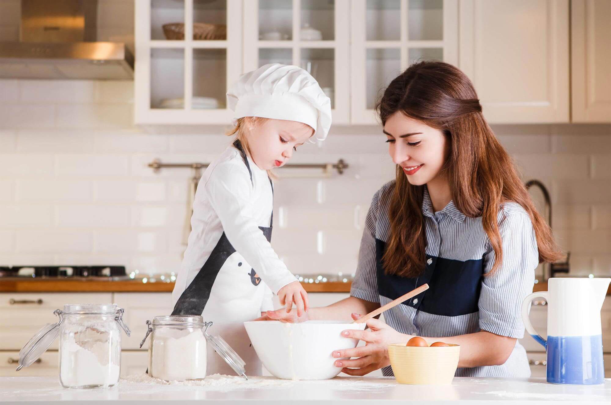 GIOCHI EDUCATIVI CON BAMBINI IN CUCINA