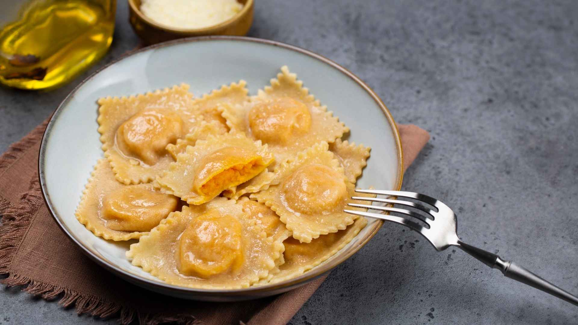 La tradizione fatta a mano nella magia della pasta ripiena tortelli di zucca